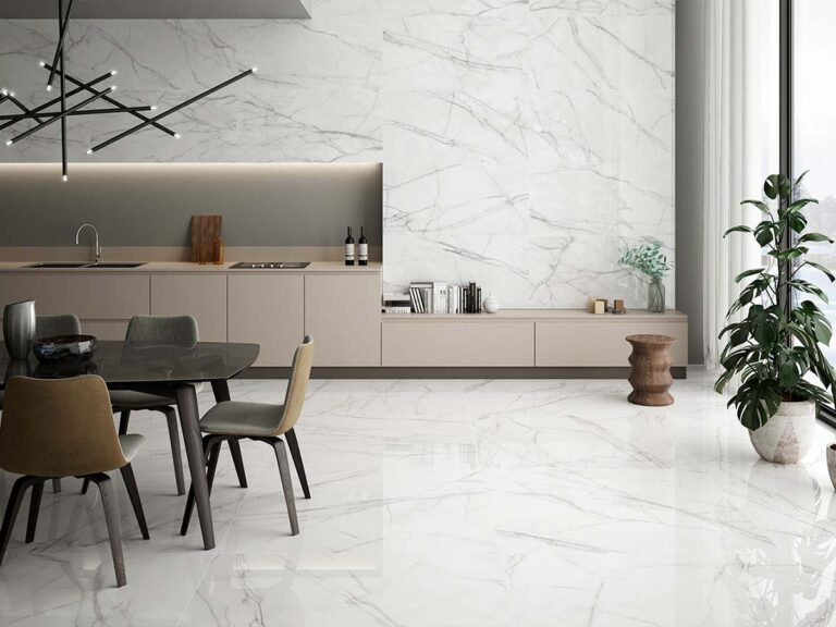 Salón comedor moderno con suelo porcelánico Jolie Cold imitación mármol de Carrara.