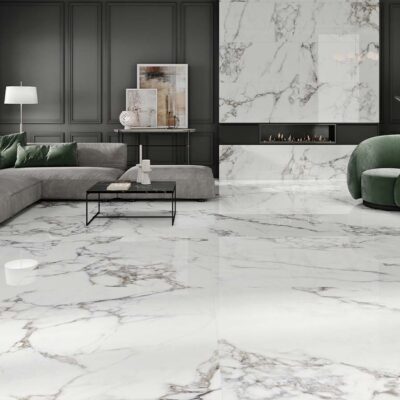 Salón minimalista con suelo de pavimento porcelánico Kaira White efecto mármol.