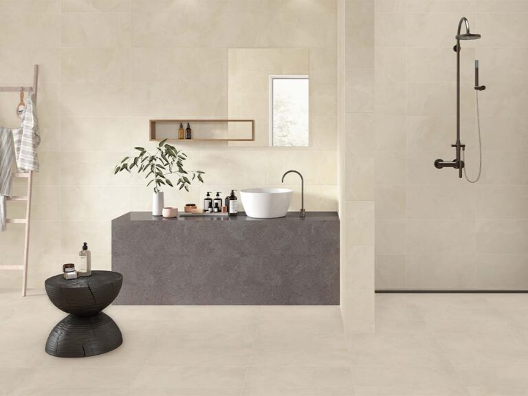 Suelo de dormitorio con pavimento porcelánico Scarlet Soft Ivory de efecto mármol.