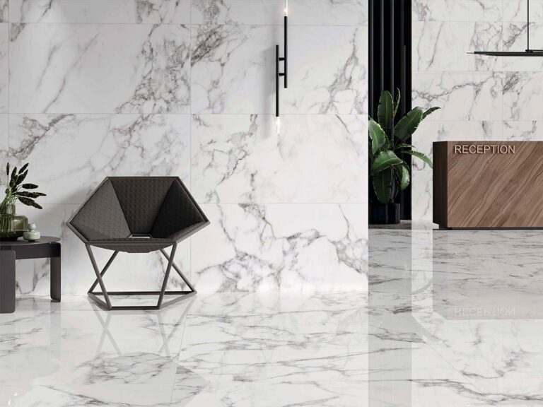 Vista cenital del pavimento porcelánico Kaira White mostrando la unión de cuatro baldosas.