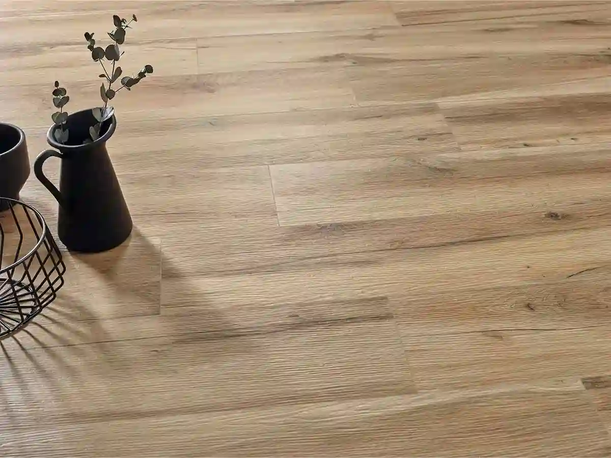 Salón confortable con suelo porcelánico imitación madera, ideal para suelo radiante