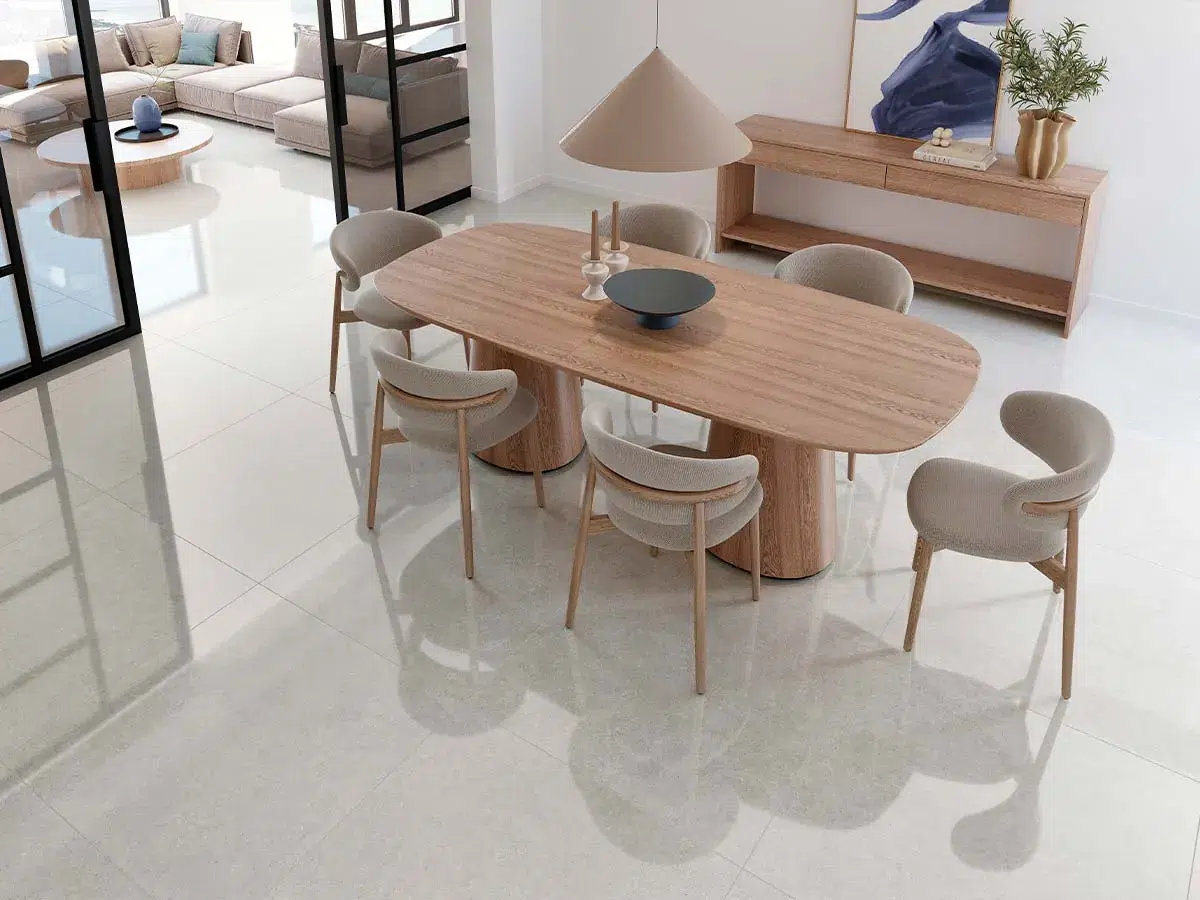 Suelo porcelánico que brilla en cocina moderna efecto mármol beige