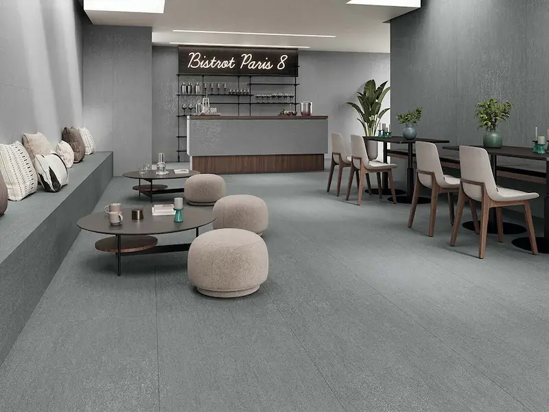 Moderno salón con suelo porcelánico interior de color grafito