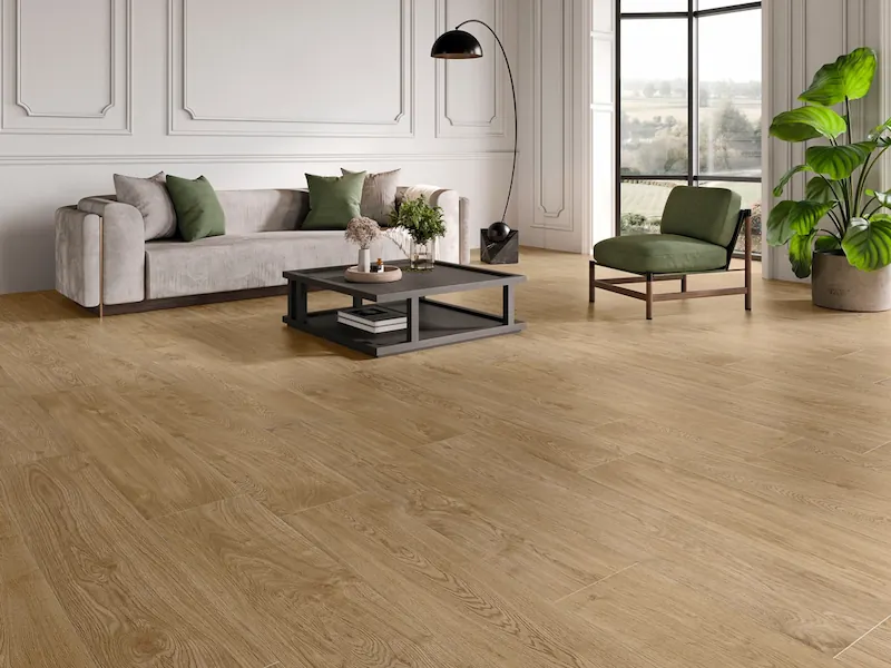 Suelo cerámico efecto madera para interior en salón moderno