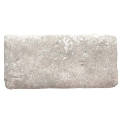 Baldosa de barro cocido rectangular en tono gris claro con textura rústica y acabado artesanal