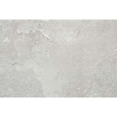 Baldosa porcelánica gris claro con acabado efecto piedra caliza y textura mate, apta para suelos interiores y exteriores.