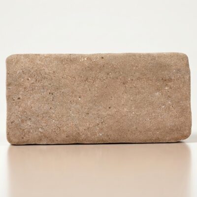 Baldosa porcelánica de imitación barro Sinaí Taupe con textura rugosa para suelo porcelanico.