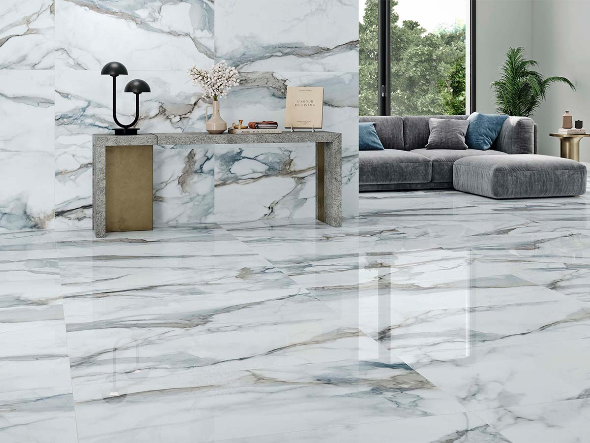 Pared de acento en baño de diseño con porcelánico Camile que imita un exótico mármol azul con vetas doradas