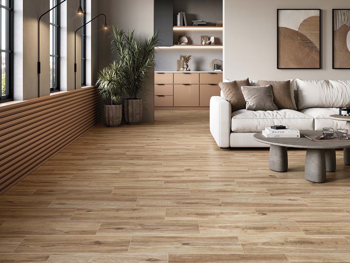 Salón con suelo porcelánico imitación madera en tono nogal
