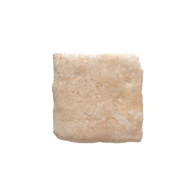 Baldosa de barro cocido pequeña en tono beige claro con textura rústica y acabado artesanal