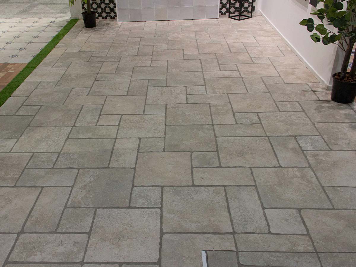 Patio exterior con suelo porcelánico Silex imitación adoquín de piedra en color gris