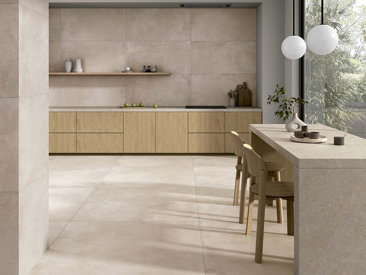 Ambiente de salón con suelo porcelánico Derek efecto cemento en tono cálido greige