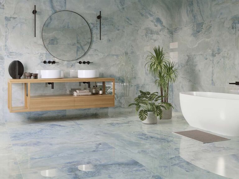 Suelos de mármol azul para la decoración de un cuarto de baño moderno y elegante.
