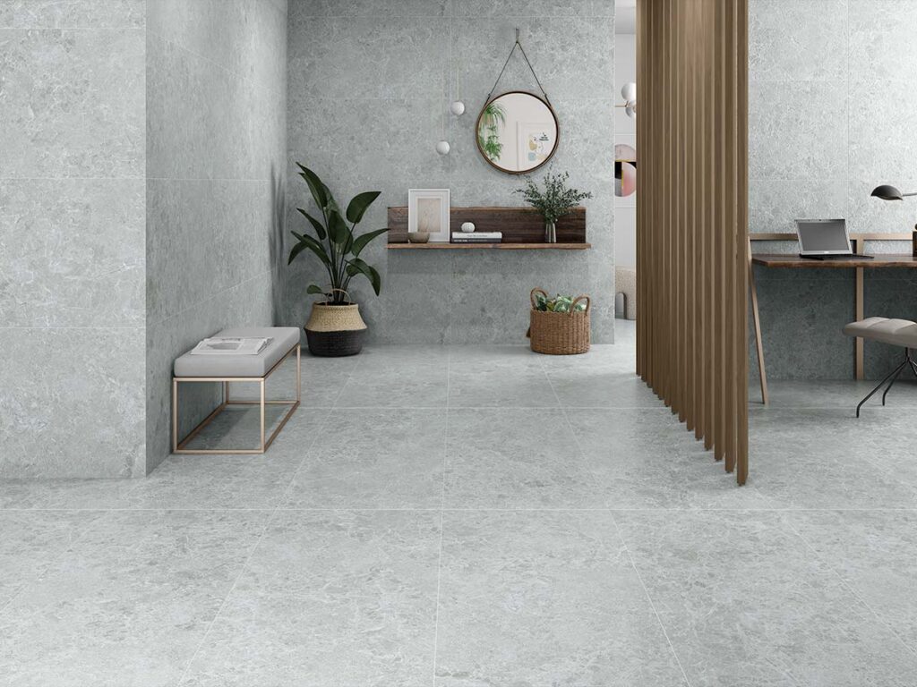 suelo porcelánico imitación piedra gris claro para interiores modernos