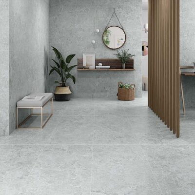 suelo porcelánico imitación piedra gris claro para interiores modernos