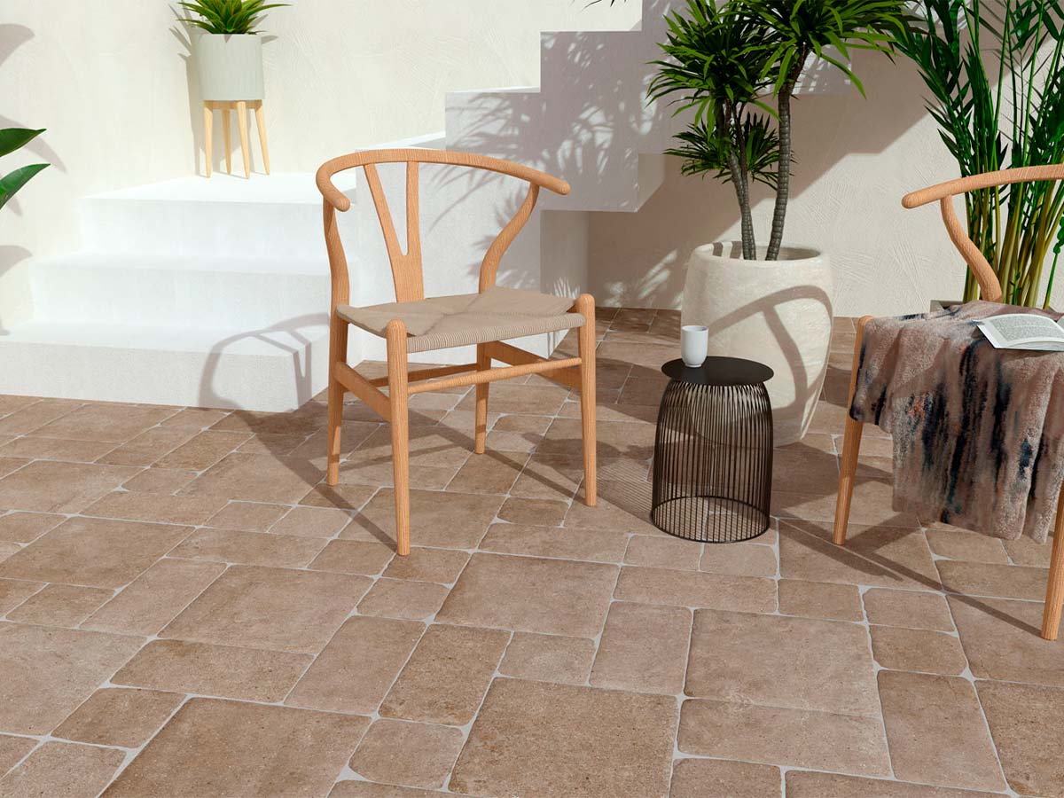 Ambiente de patio con suelo porcelánico rústico Sinai efecto barro en color taupe