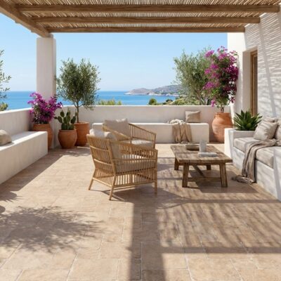 Terraza mediterránea con suelo porcelanico imitacion barro Sinau Taupe y vistas al mar.