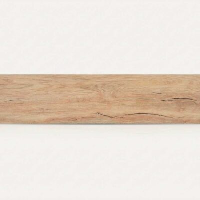 Plaqueta de suelo porcelánico Telma Roble con textura de madera clara y vetas oscuras.
