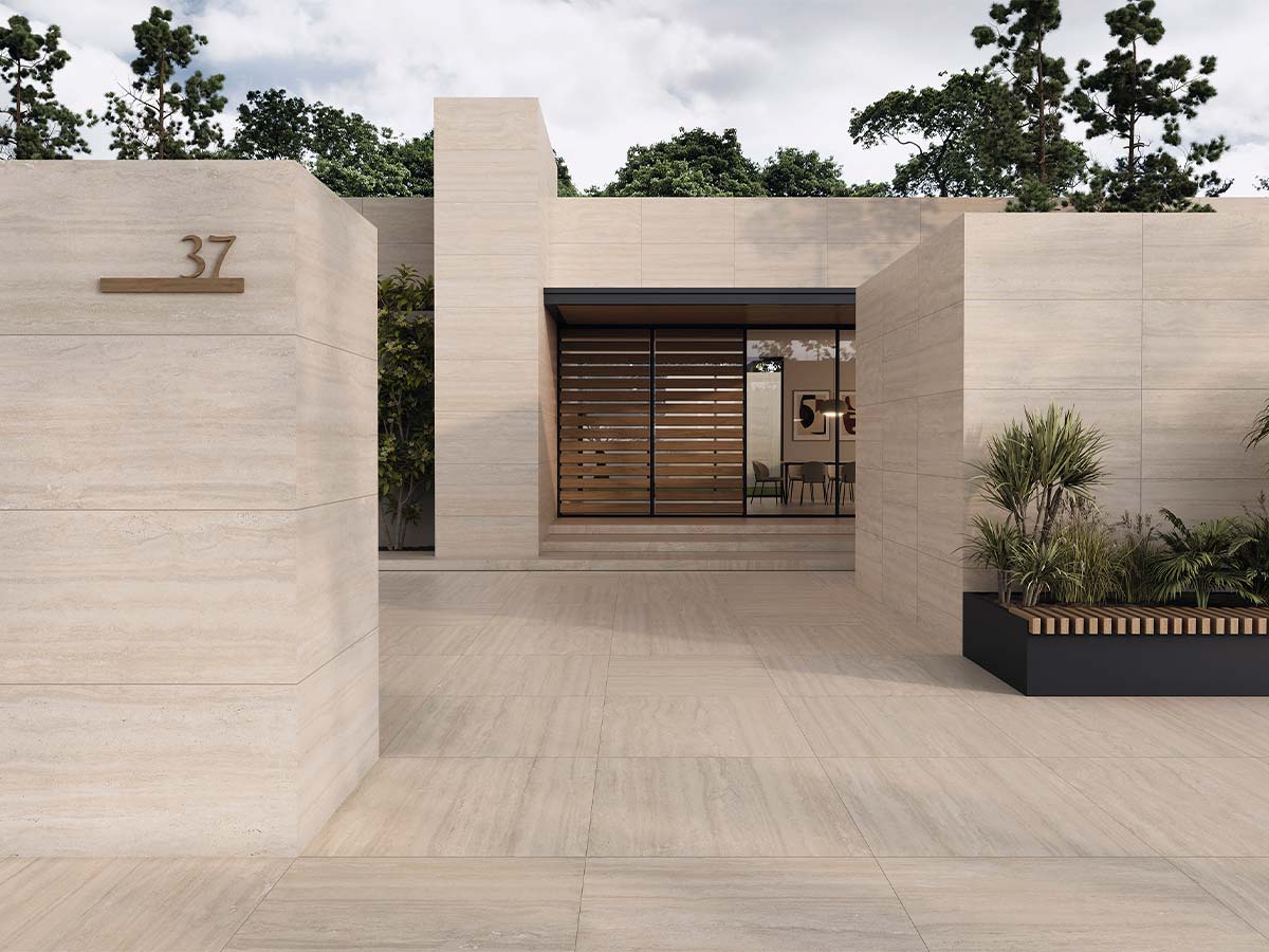 Salón con suelo porcelánico imitación mármol beige de gran formato, estilo clásico renovado