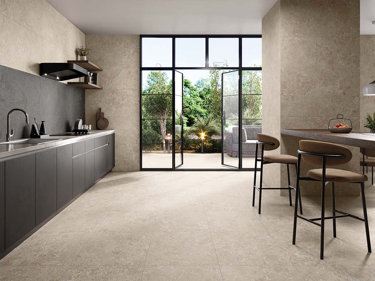 Baño de lujo con suelo y pared de porcelánico Charisma imitación mármol en tono Sand