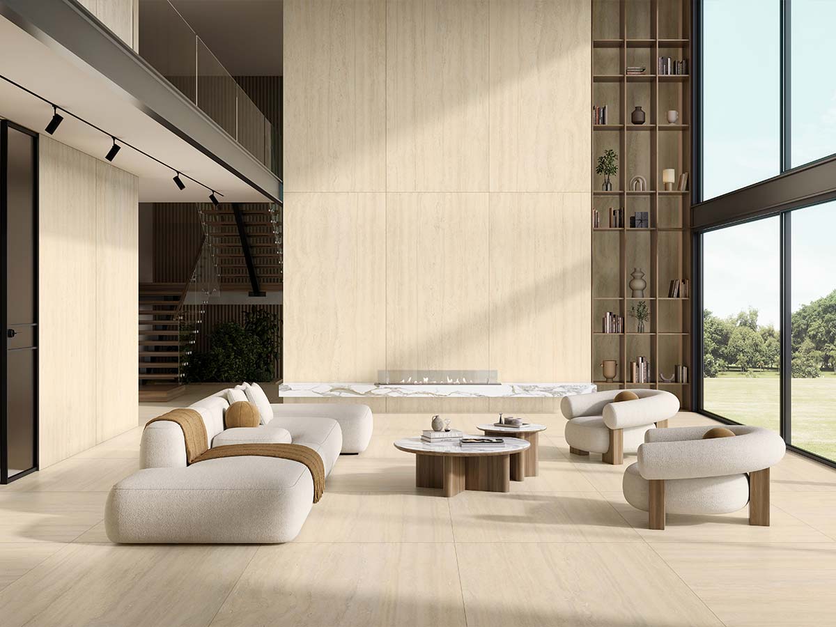 Ambiente de salón con suelo porcelánico Sforza de efecto mármol con vetas marcadas