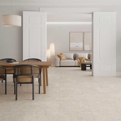 Comedor y sala de estar modernos con un luminoso suelo gres de color beige claro y acabado mate.