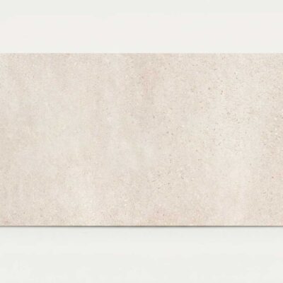Azulejo porcelánico Claire Arena rectangular con textura arenosa sobre fondo blanco.