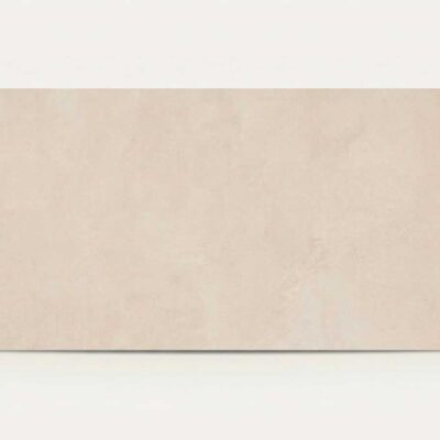 Azulejo porcelánico rectangular de color beige arena con textura de cemento.