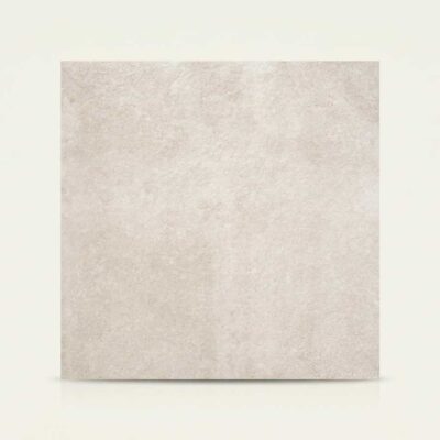 Un azulejo porcelánico cuadrado de imitación cemento en tono arena claro.