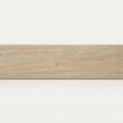 Azulejo porcelánico imitación madera haspe fresno con veta clara sobre fondo blanco.