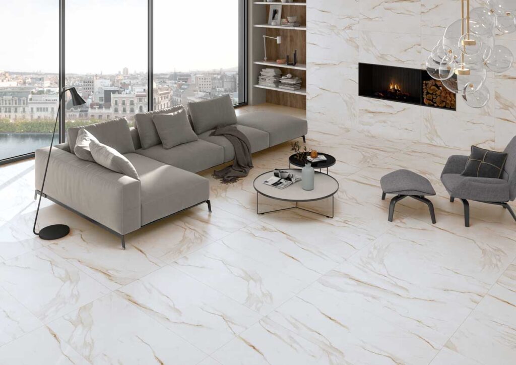 Salón moderno con suelo porcelánico imitación mármol Syros Gold. La pared y el suelo son a juego.