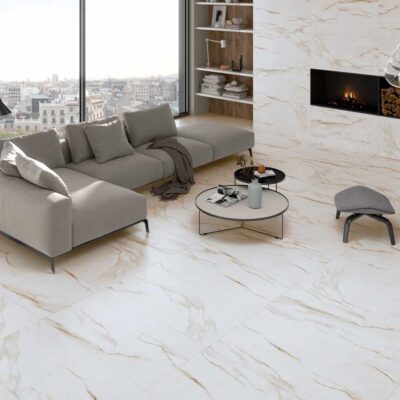 Salón moderno con suelo porcelánico imitación mármol Syros Gold. La pared y el suelo son a juego.