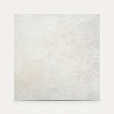 Se muestra un azulejo porcelánico cuadrado blanco grisáceo con efecto cemento sobre un fondo neutro.