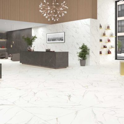 Un elegante espacio comercial con suelo porcelánico efecto mármol Aston Gold y paredes a juego.