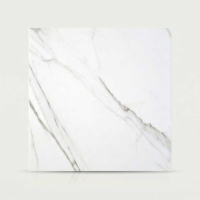 Azulejo porcelánico Aston White con vetas grises y doradas. Es