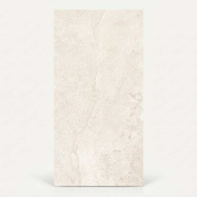 Baldosa cerámica rectangular Gobi Ivory con efecto piedra. Es un suelo porcelánico de tono claro.