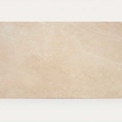 Baldosa porcelánica de color arena claro con sutiles vetas efecto piedra