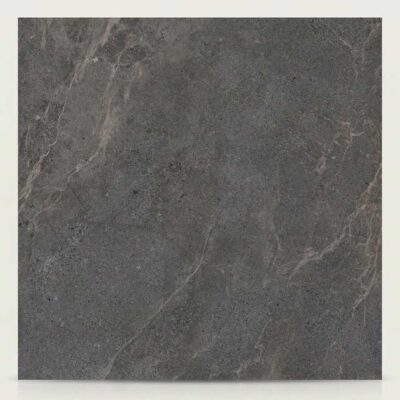 Baldosa de suelo porcelánico gris antracita con textura de cemento y vetas claras.