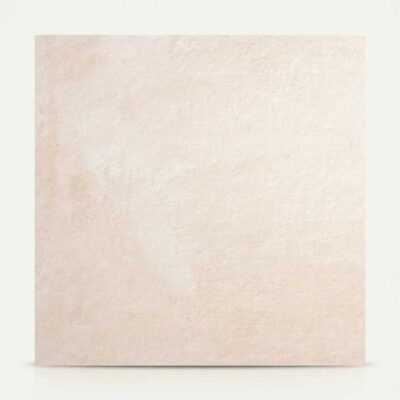 Baldosa porcelánica de color arena claro con textura que imita cemento.