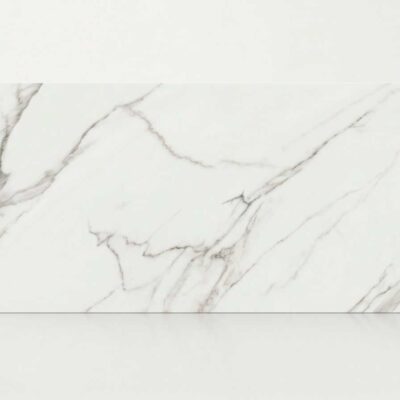 Baldosa porcelánica Aston White de imitación mármol con vetas grises.