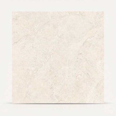 Baldosa porcelánica Gobi Ivory con efecto piedra en tono marfil claro.