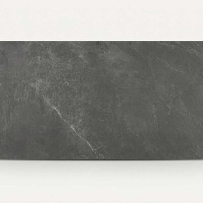Baldosa porcelánica de imitación piedra en tono antracita con vetas claras