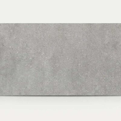 Baldosa porcelánica rectangular gris claro con textura de cemento, un suelo porcelánico