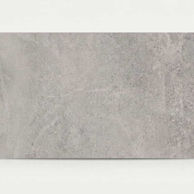 Baldosa de suelo porcelánico gris rectangular con efecto cemento. Su superficie tiene textura rugosa