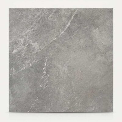 Baldosa de suelo porcelánico gris con textura de piedra y vetas claras.