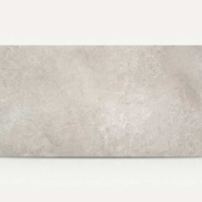 Baldosa porcelánica Lorraine Grey gris con superficie texturizada.