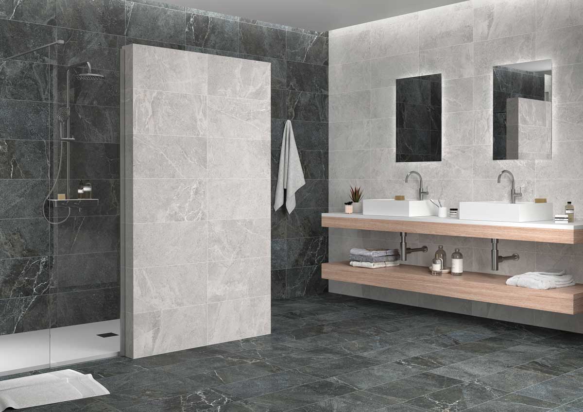 Baño moderno con revestimiento y suelo de porcelánico imitación piedra gris oscuro y ceniza.