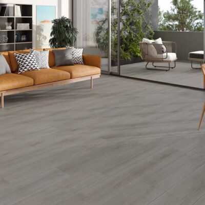 Salón moderno con suelo porcelánico imitación madera Nordby Grey.
