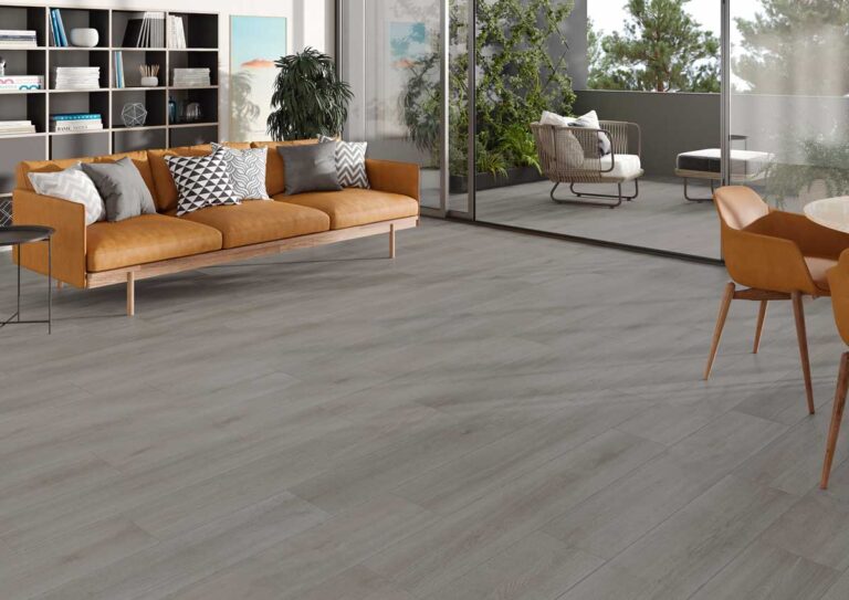 Salón moderno con suelo porcelánico imitación madera Nordby Grey.