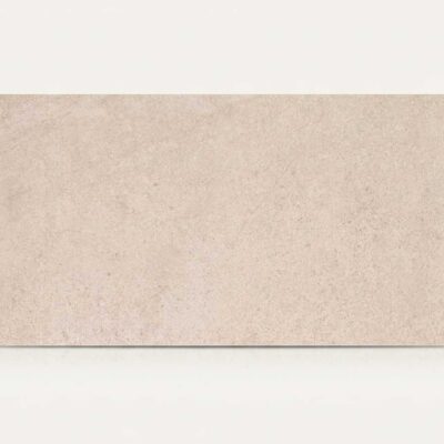 Azulejo porcelanico rectangular beige con textura de cemento sobre fondo blanco.